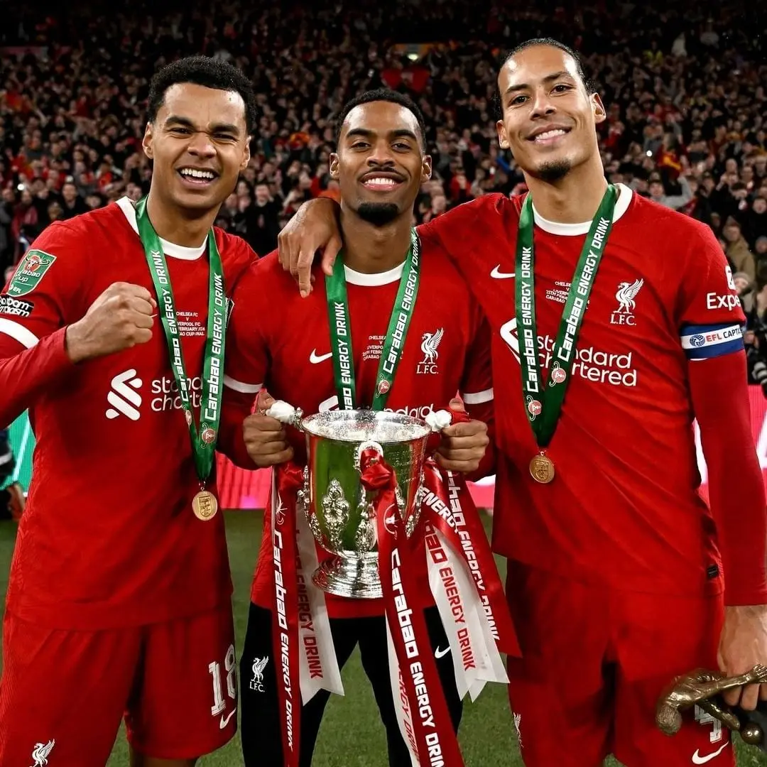 Liverpool players pose with carabao cup